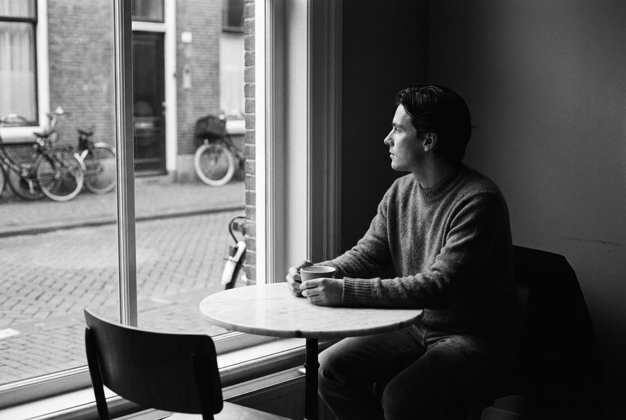Alleen aan tafel — wachten op een ontmoeting